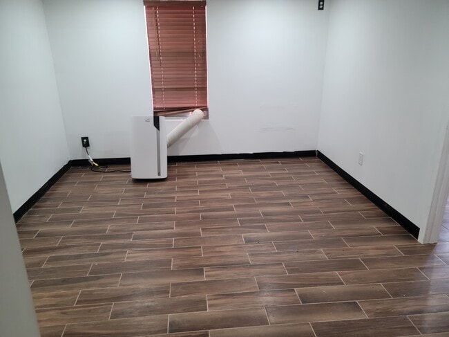 Office Area with or without humidifier - 5898 Manchester Ln