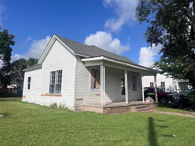 Building Photo - 501 W Caney St