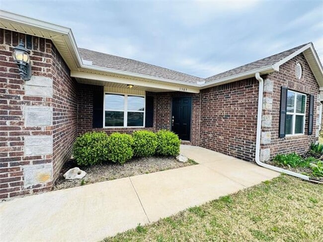 Photo - 4 bed/2 bath newer construction in prime location in Claremore!