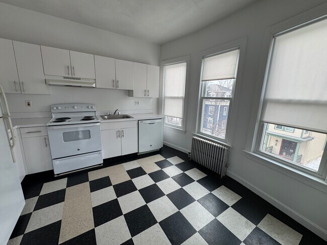 Building Photo - 146 Oxford St Unit 2