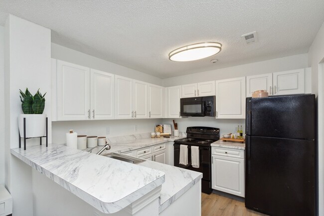 Building Photo - ReNew Western Cranston Rental