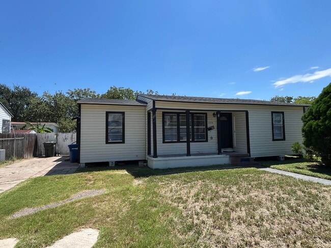 Building Photo - 3 BEDROOM 2 BATH WITH BACK APARTMENT