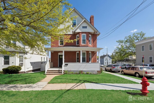 Building Photo - 327 Main St