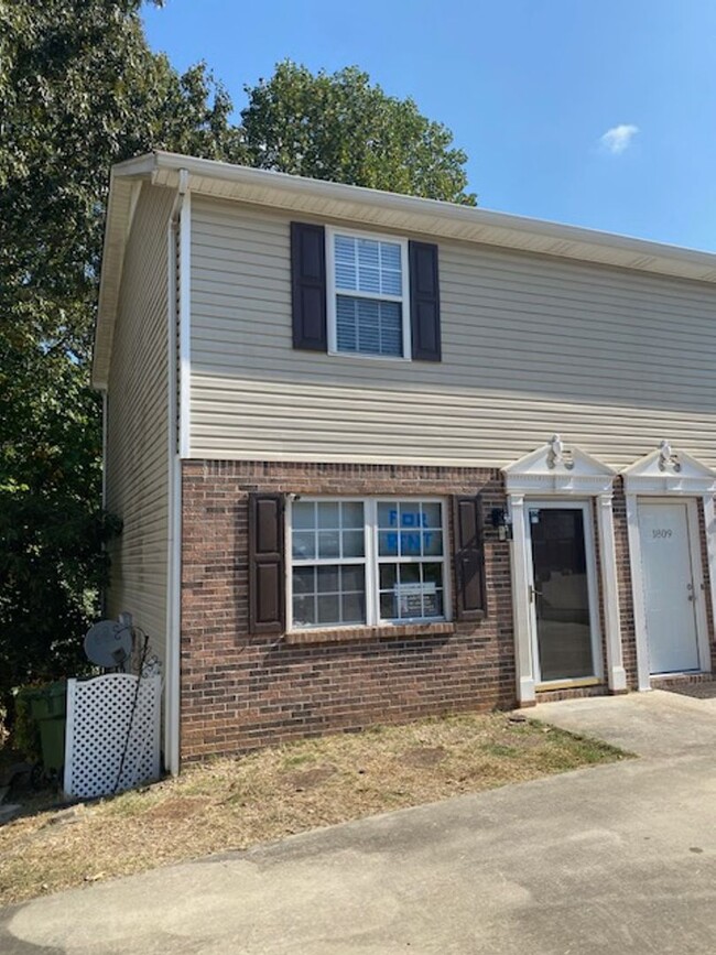 2 Bedroom 1.5 Bath Townhouse - 2 Bedroom 1.5 Bath Townhouse