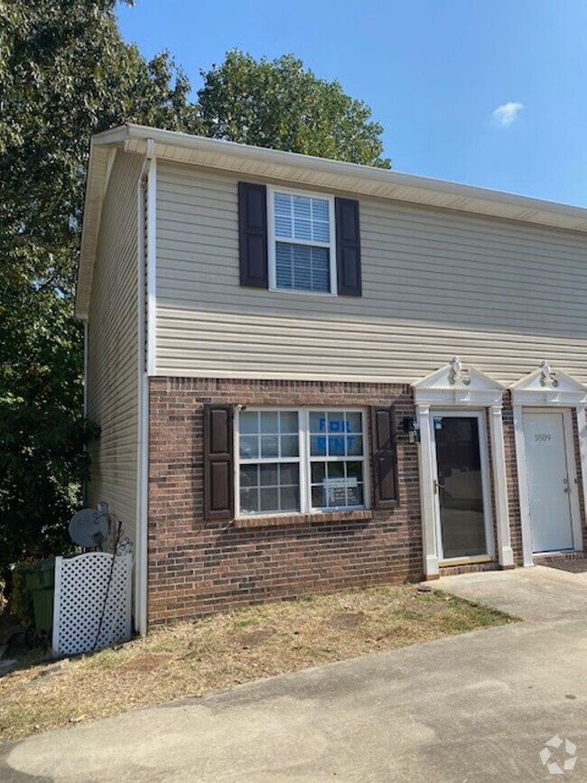 Building Photo - 2 Bedroom 1.5 Bath Townhouse