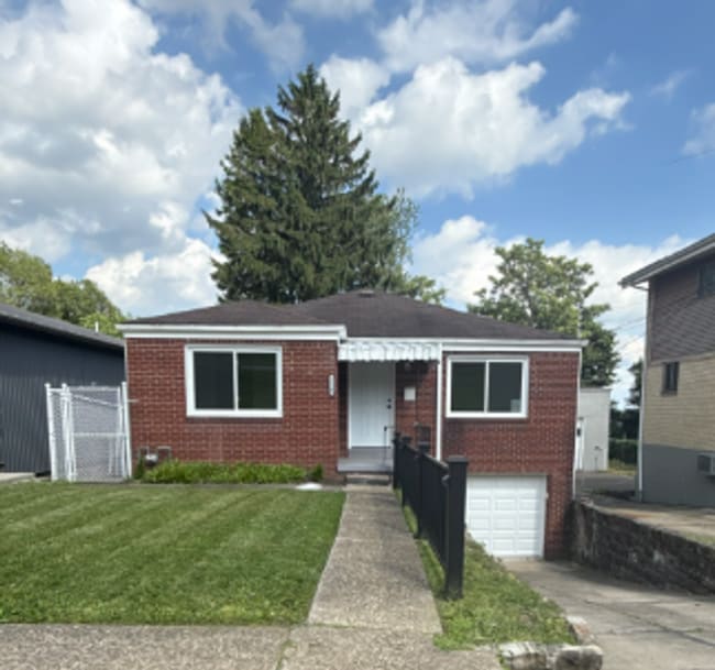 Building Photo - Adorable 3 Bedroom, 2 Bathroom Home with Garage & Off-Street Parking