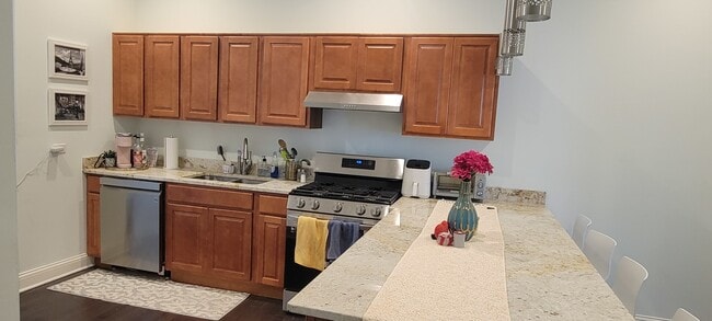 Photo - 930 W Belmont Ave Unit 201