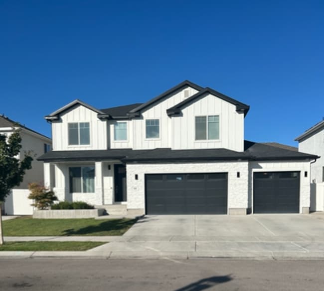 Building Photo - Spacious 6-Bedroom Home in the Heart of Vi...