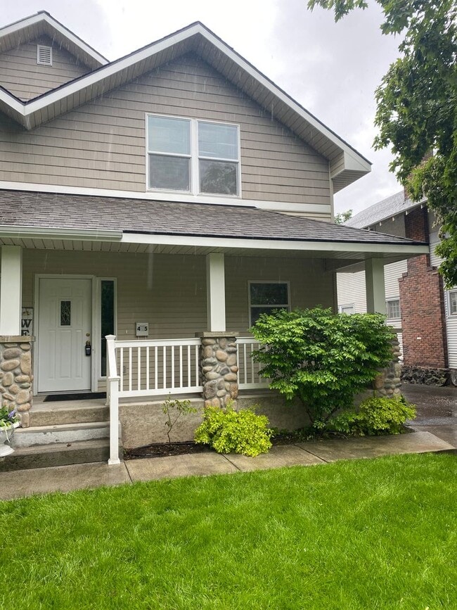 Building Photo - COMING SOON! South Hill Duplex with Garage & Utilities Included!