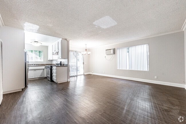 1BR, 1BA - 700SF - Living Room