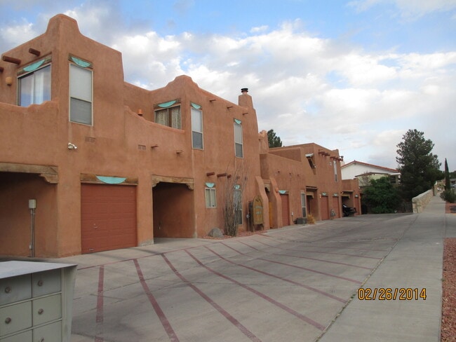 Building Photo - 3 Bedroom, 2 Bath Town Home, 1 Car Garage Coming Soon