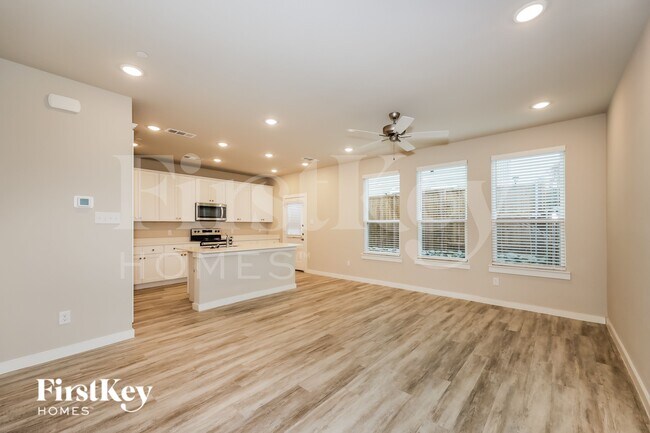 Photo - 625 Sophia Wy