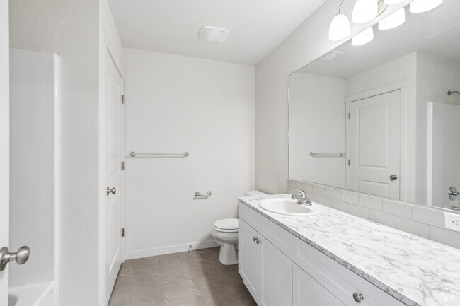 2BR, 2BA - 1,015SF - Primary Bathroom