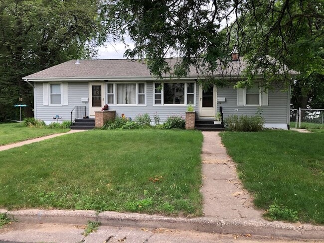 Building Photo - 2 Bedroom Duplex