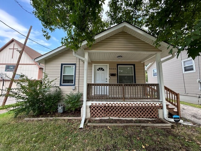 Building Photo - 3 bedroom with fenced in yard