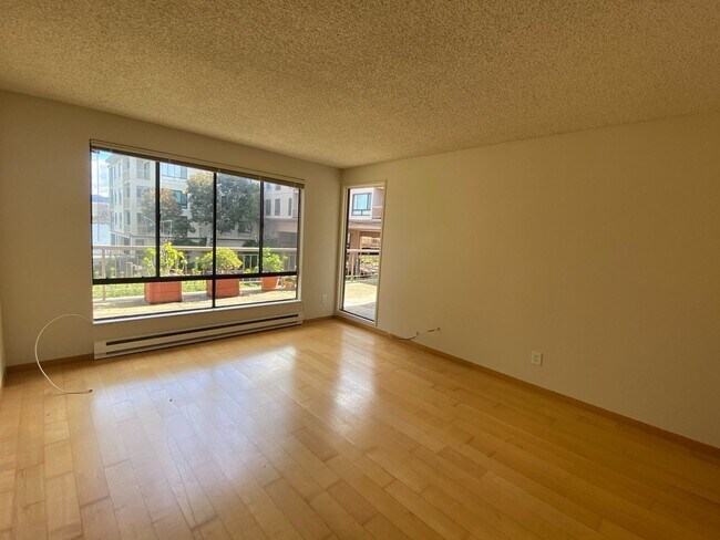 Photo - One bedroom condo with hardwood floors - W... Unidad 214