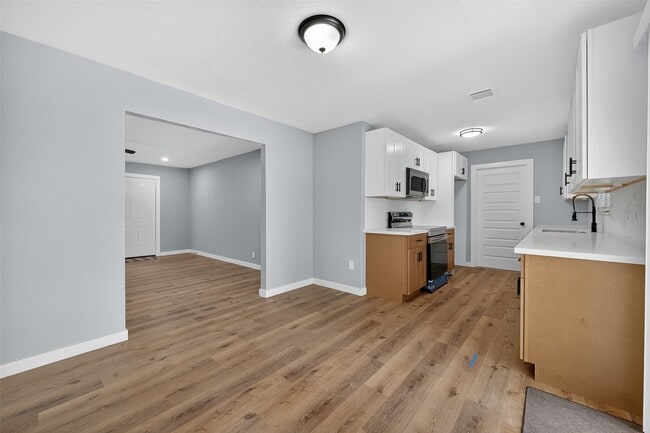 Building Photo - 627 Edgebrook Dr