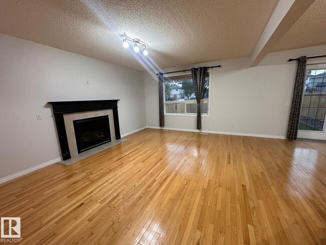 Photo - 1569-137A 37a Ave NW