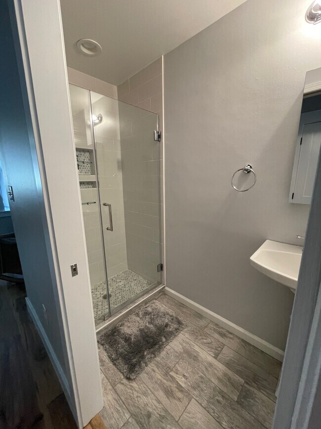 1st Floor Bath - 510 Lloyd St
