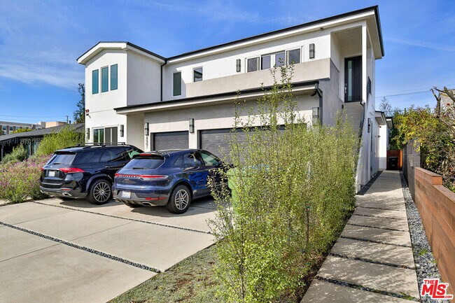 8505 Belford Ave