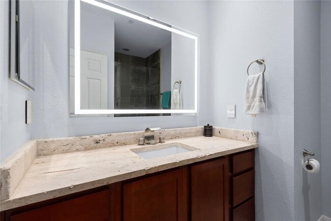 Stunning Townhome Near Medical Center! - Stunning Townhome Near Medical Center!