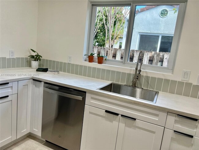 Photo - 1623 Johnson St