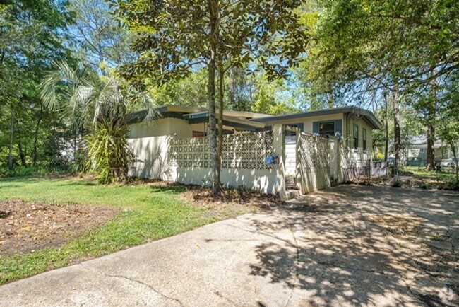 Building Photo - 3/1 house, fenced in back yard! Available ...