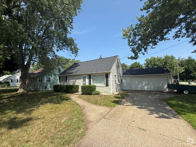 Building Photo - Remodeled 4 Bedroom Home