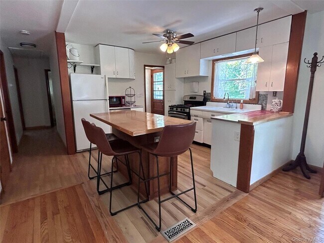 Photo - 4 Petticoat Ln