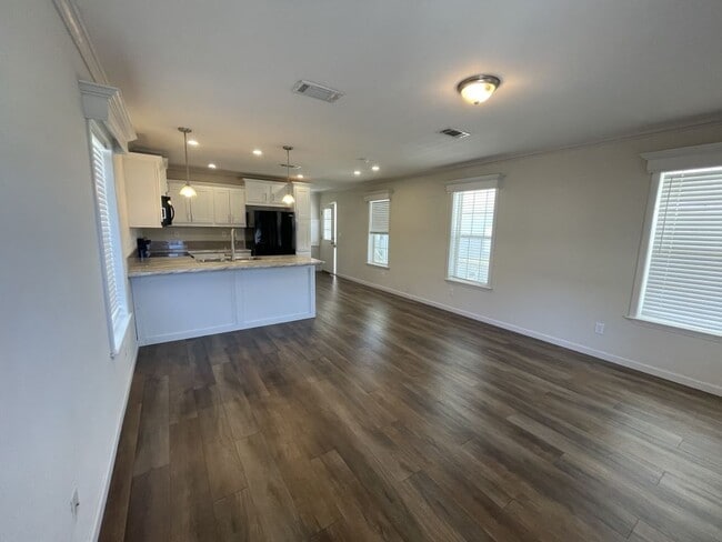 Photo - 1415 Main St