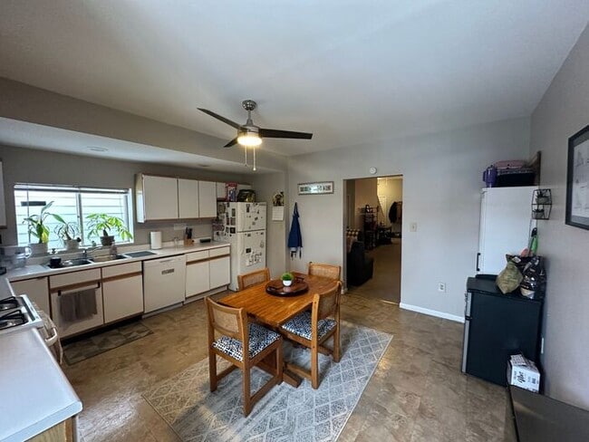 Photo - 168 Oneida St