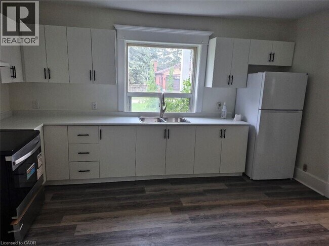 Photo - 69 Ontario St