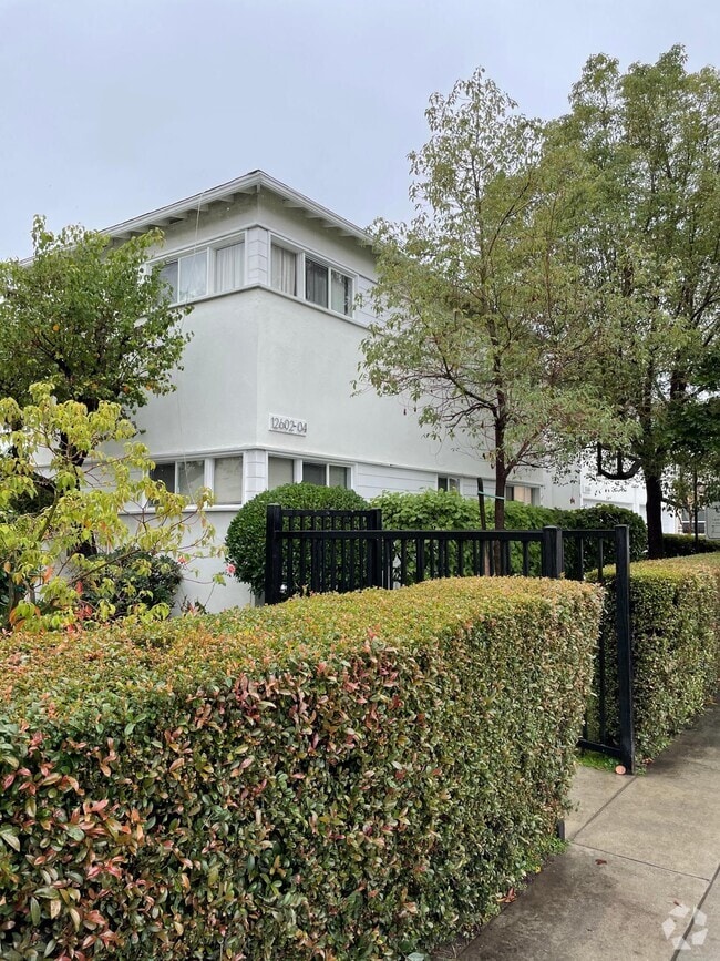 Building Photo - 12558-12606 Oxnard St Rental