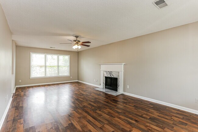 Photo - 460 Heathgate Dr SW