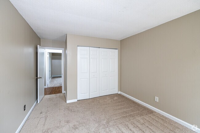 2BR, 1BA - Huntington - Bedroom