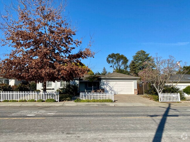 Building Photo - Centrally Located Single-Story Home with Yard