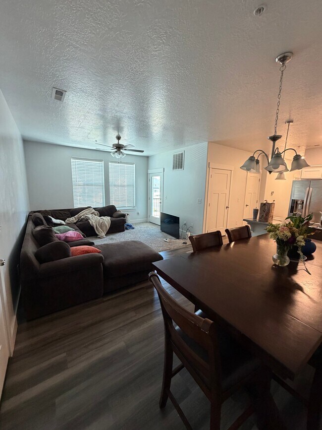 Photo - 303 W 435 N