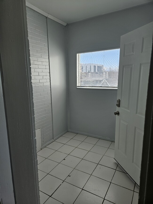 Photo - La Selle Apartments Unit 3