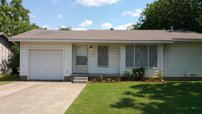 Building Photo - Available February | Charming 2 BD 1 BA Home - Cleburne
