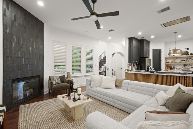 Photo - 2400 Kinney Rd Unidad A Rental
