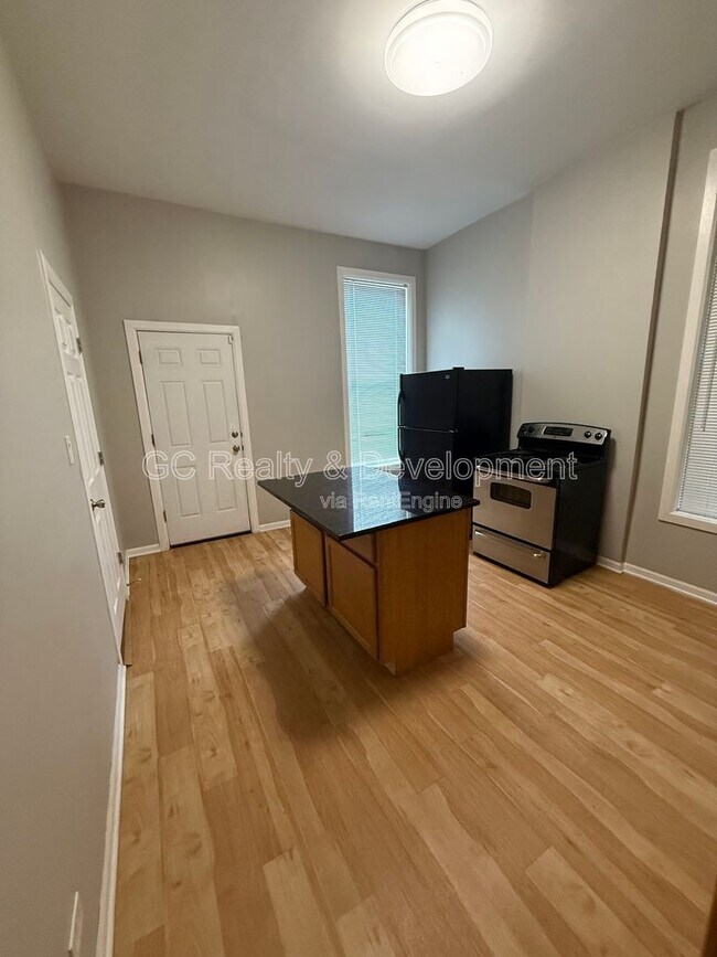 Photo - 3609 S Giles Ave Unit 2