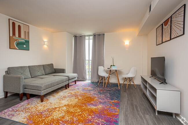 1BR, 1BA - 700SF