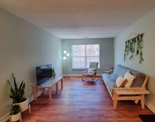 Spacious Livingroom - Granite Place Apartments