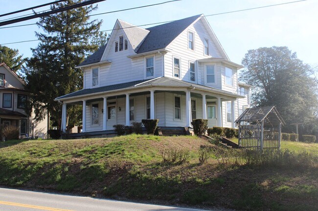 Spacious 5 BR Victorian - Spacious 5 BR Victorian House
