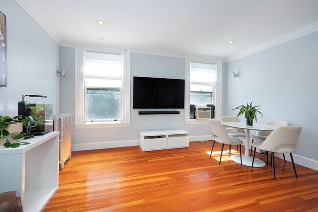 Photo - 1064 Beacon St Unidad 12