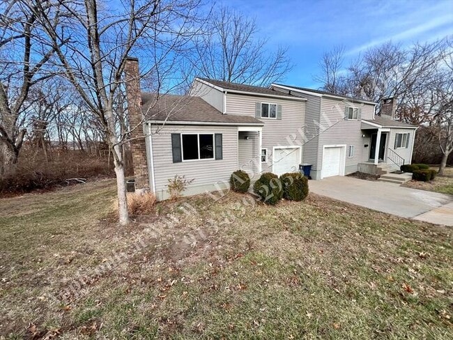 Photo - Beautiful Remodeled South KCMO Townhome-Available NOW!!