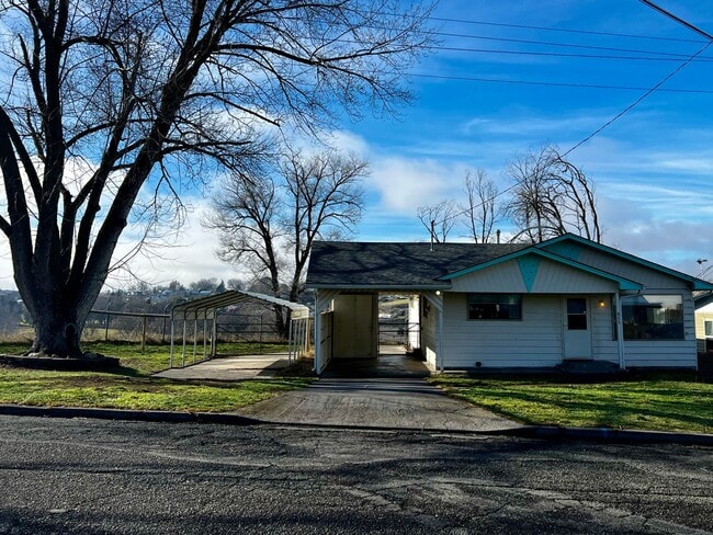 Building Photo - 3-Bedroom Home on Corner Lot with a View!