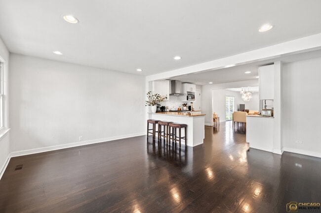 Photo - 204 E Dickens Ave