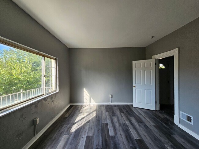 Building Photo - 2 bed 1 bath house for rent in Carrick !