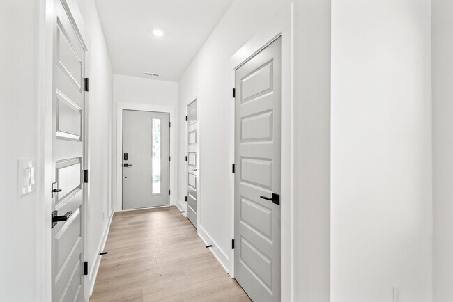 Photo - (Coming Soon) Bright & Modern Townhome in Westerly Hills